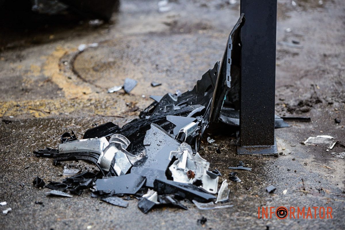 У Дніпрі на Старокозацький Mazda зіткнулась з Теsla та врізалась в антипаркувальні стовпчики 7