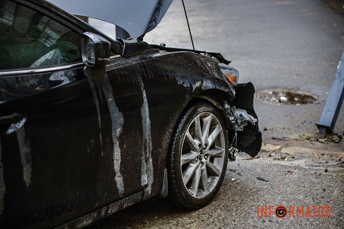 У Дніпрі на Старокозацький Mazda зіткнулась з Теsla та врізалась в антипаркувальні стовпчики 9