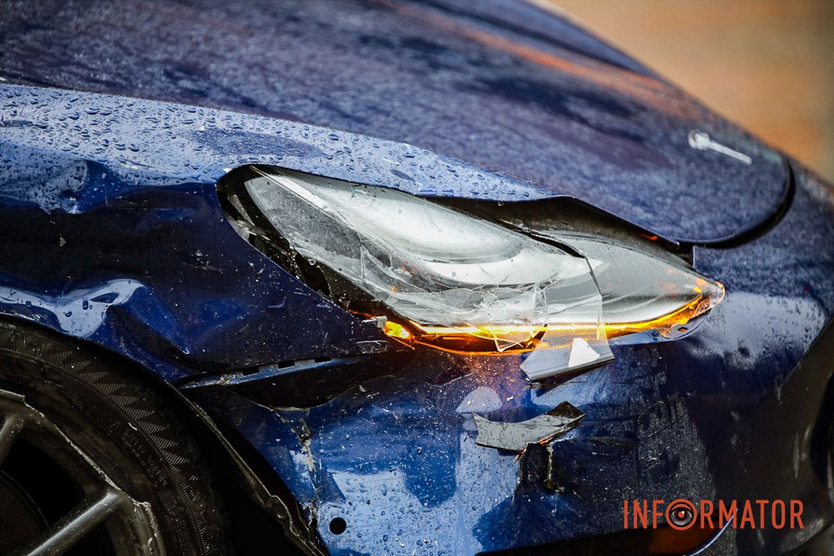 У Дніпрі на Старокозацький Mazda зіткнулась з Теsla та врізалась в антипаркувальні стовпчики 10