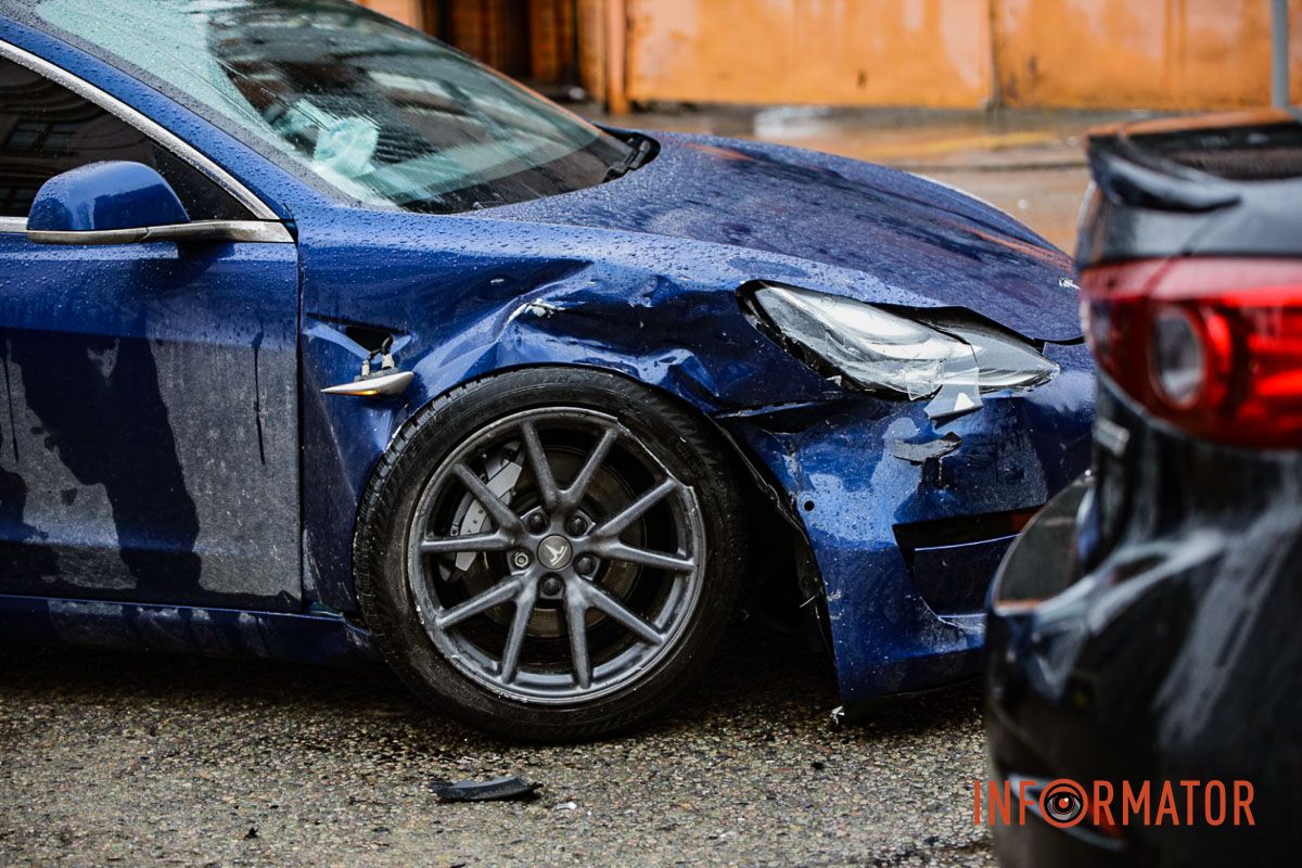 У Дніпрі на Старокозацький Mazda зіткнулась з Теsla та врізалась в антипаркувальні стовпчики 4
