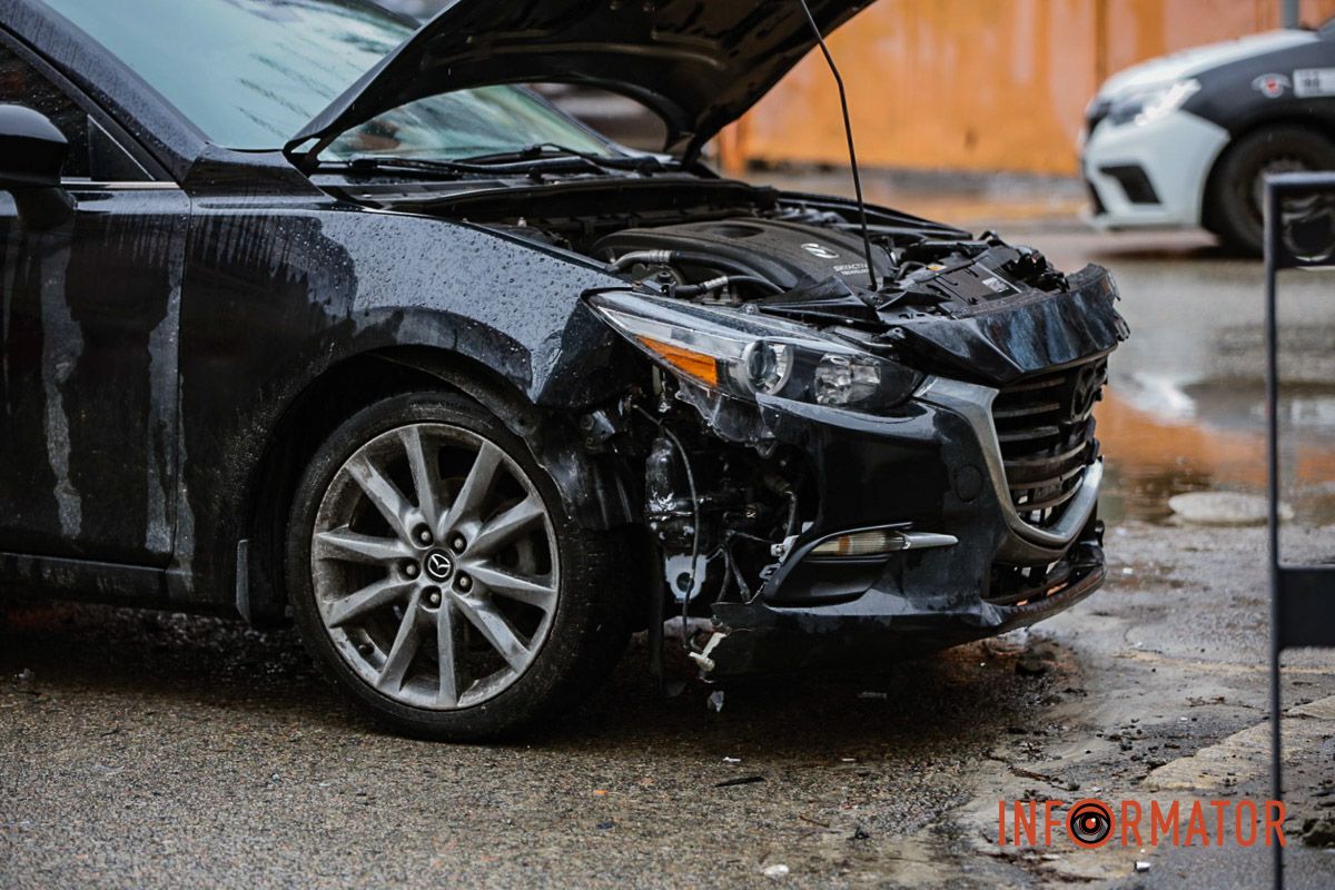 У Дніпрі на Старокозацький Mazda зіткнулась з Теsla та врізалась в антипаркувальні стовпчики 5
