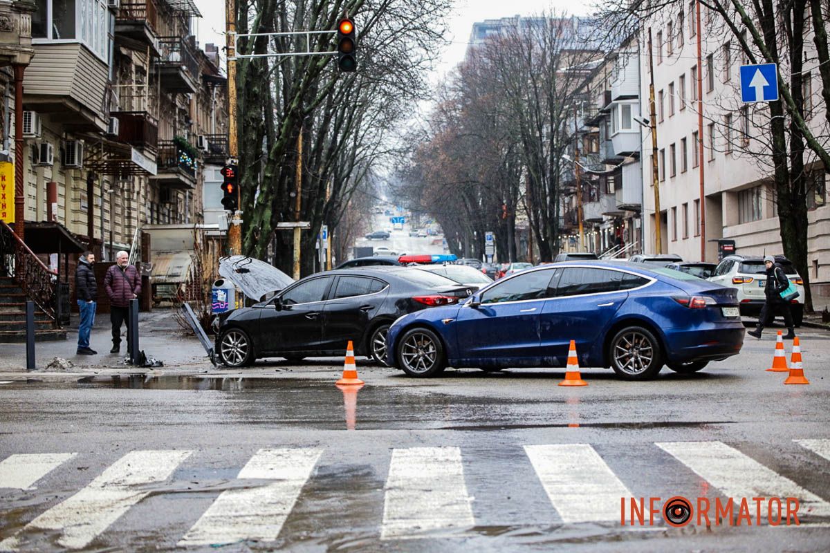 У Дніпрі на Старокозацький Mazda зіткнулась з Теsla та врізалась в антипаркувальні стовпчики 8