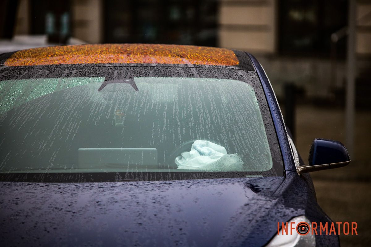 У Дніпрі на Старокозацький Mazda зіткнулась з Теsla та врізалась в антипаркувальні стовпчики 13