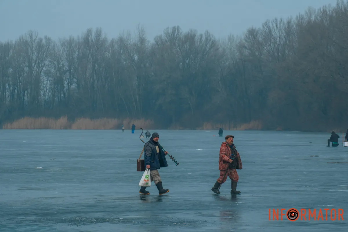 15 лютого у Дніпрі рибалки вийшли на кригу на Червоному Камені