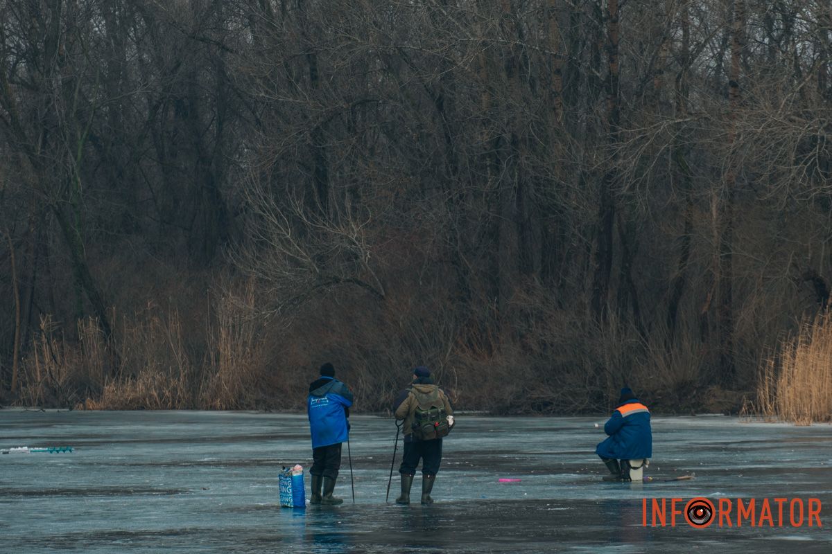 Якщо людина провалилась під лід, негайно зателефонуйте на лінію "102"