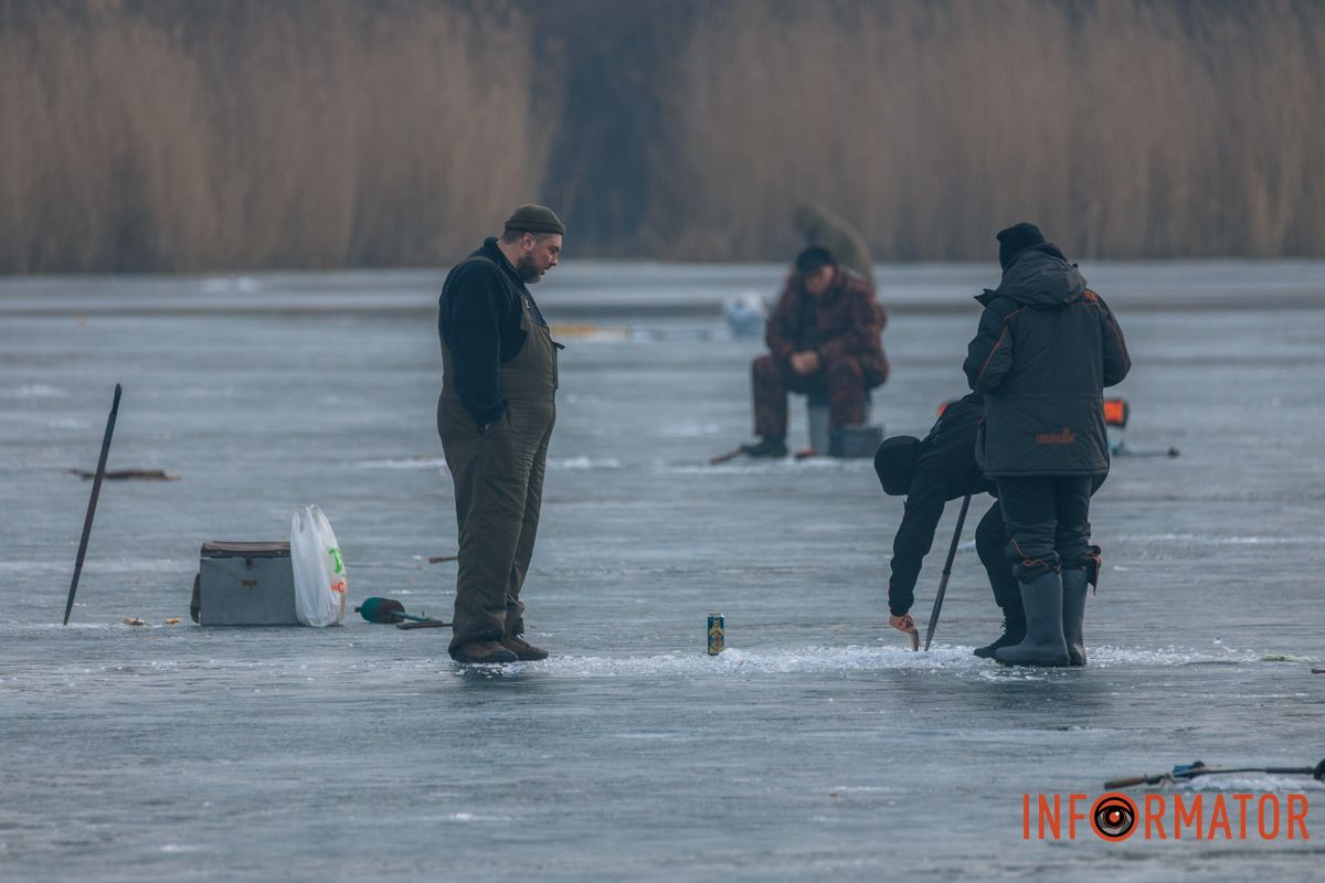 Не біжіть одразу до потерпілого, лід може провалитись і під вами