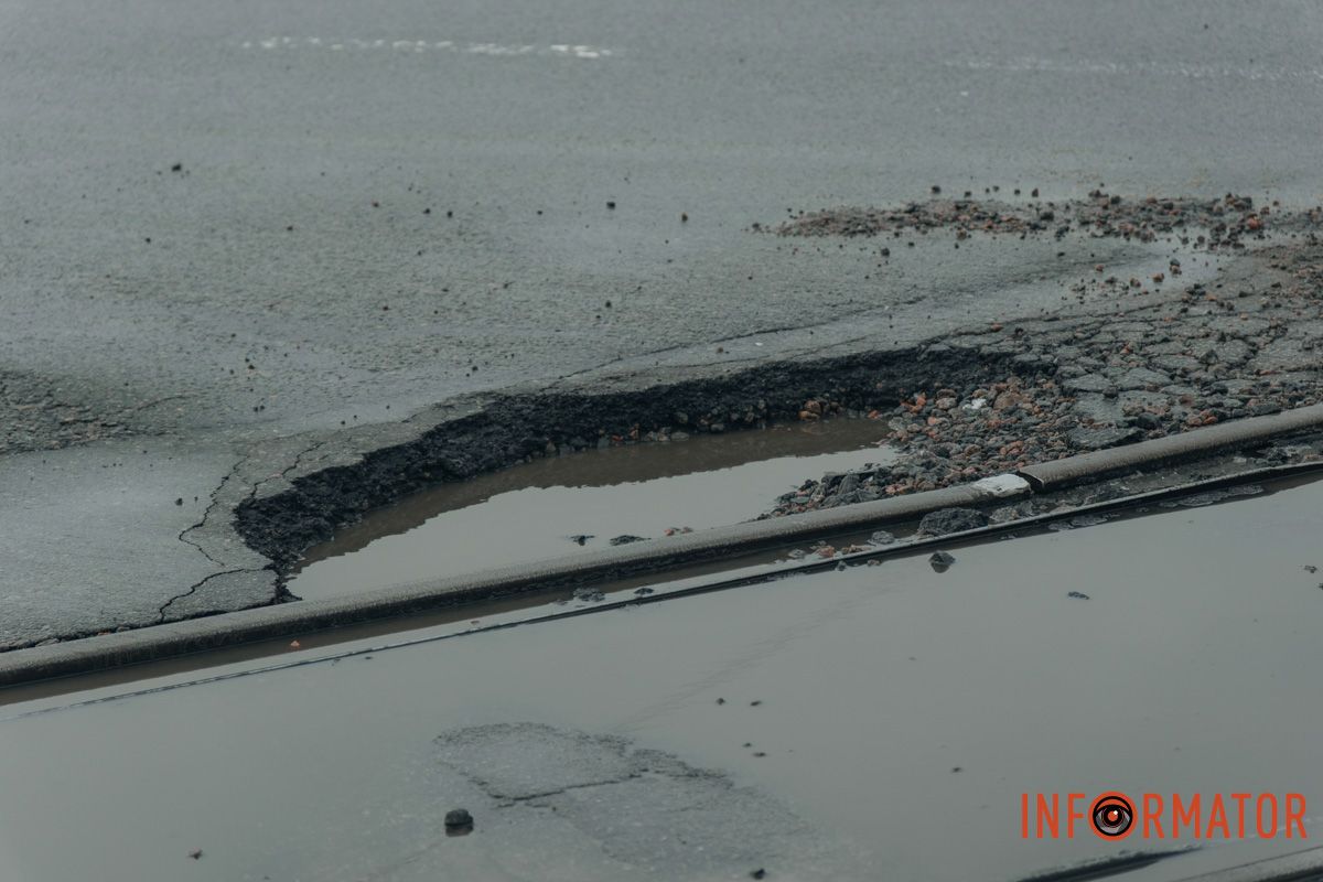 На площі Десантників утворились “кратери”