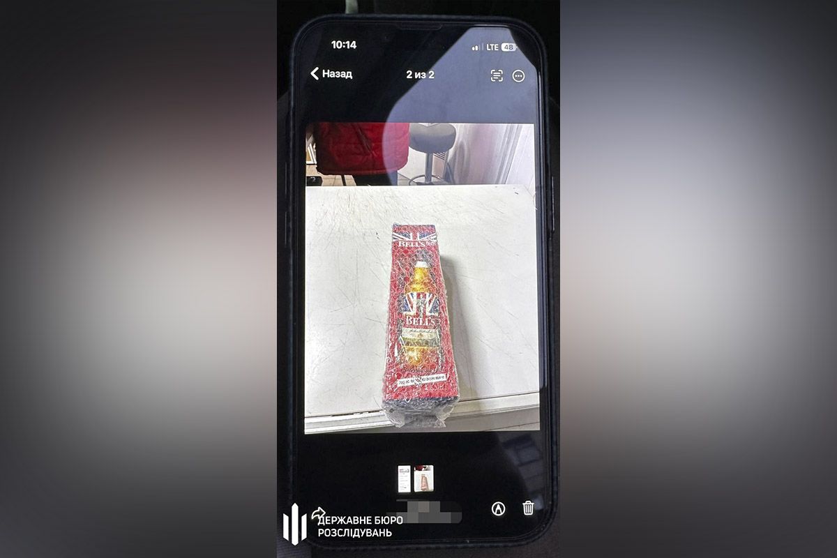 Гроші зловмисник наказав надіслати до Києва поштовим відправленням, замаскувавши їх у посилці з пляшкою алкоголю