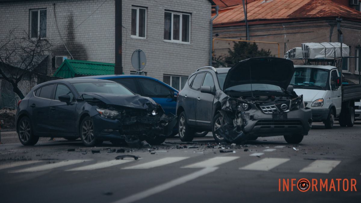 У Дніпрі на Степана Бандери зіштовхнулися Mazda та Nissan