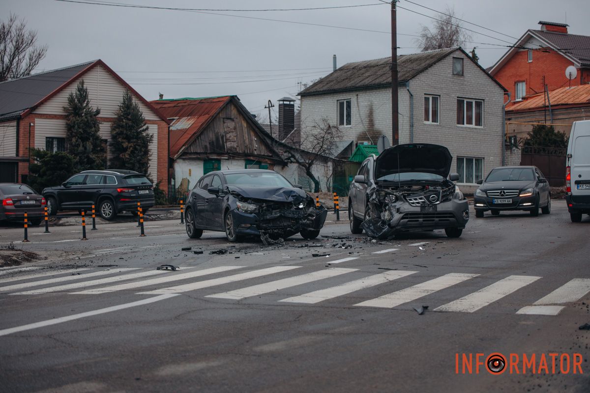 Навколо розлетілися уламки від деталей авто Навколо розлетілися уламки від деталей авто