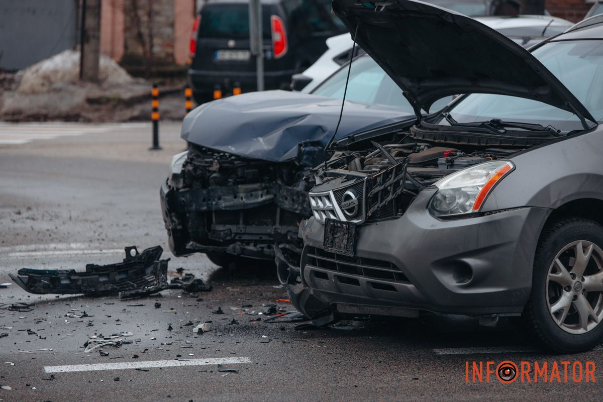 Там зіштовхнулись Mazda та Nissan Там зіштовхнулись Mazda та Nissan