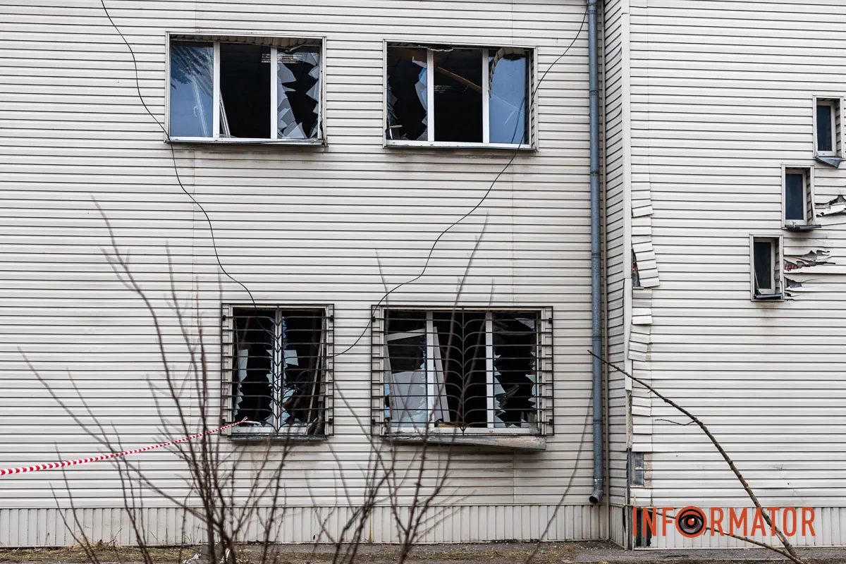 Скло під ногами і зруйновані фасади: наслідки атаки по Дніпру 17 лютого 2