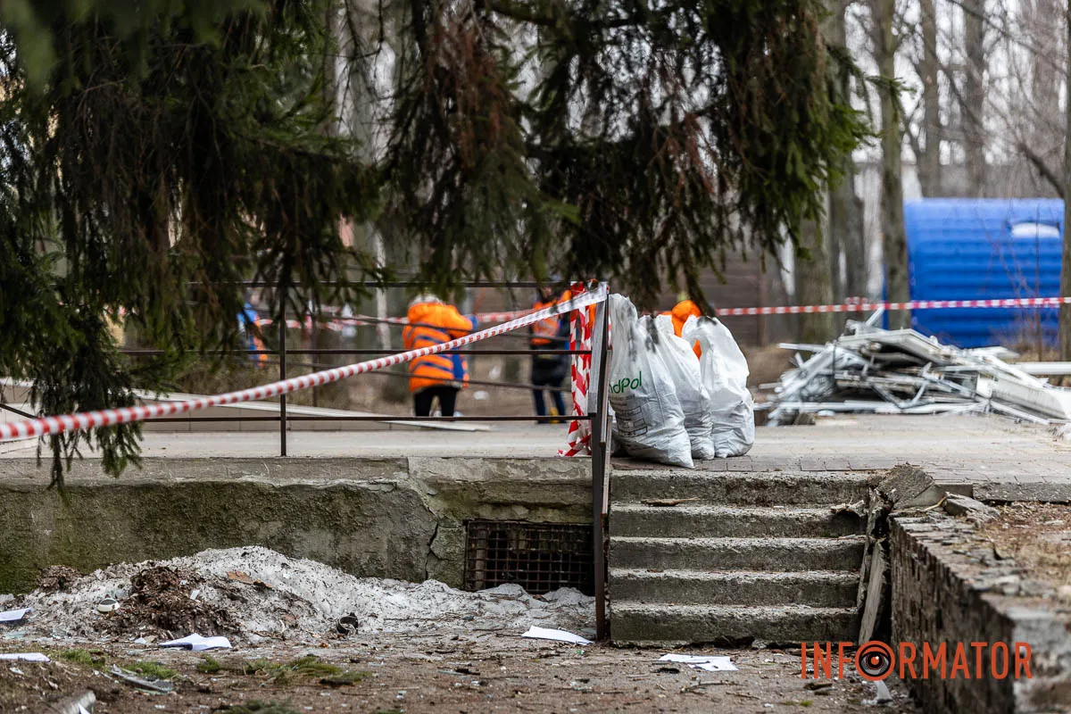 Скло під ногами і зруйновані фасади: наслідки атаки по Дніпру 17 лютого 19