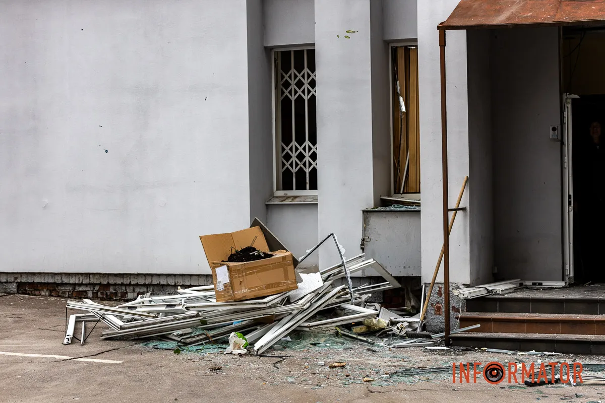 Скло під ногами і зруйновані фасади: наслідки атаки по Дніпру 17 лютого 21