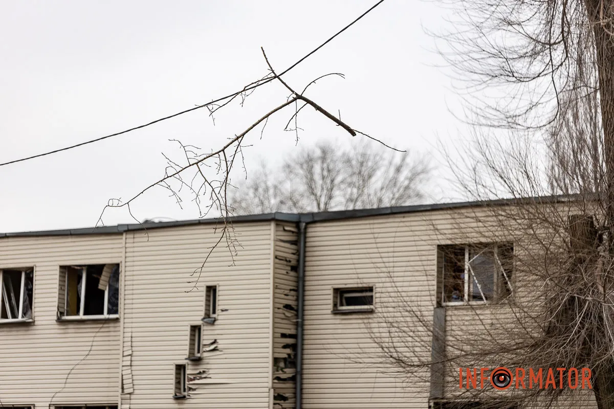 Скло під ногами і зруйновані фасади: наслідки атаки по Дніпру 17 лютого 22