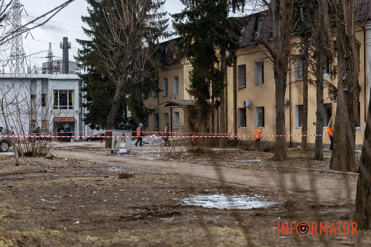 Скло під ногами і зруйновані фасади: наслідки атаки по Дніпру 17 лютого 27