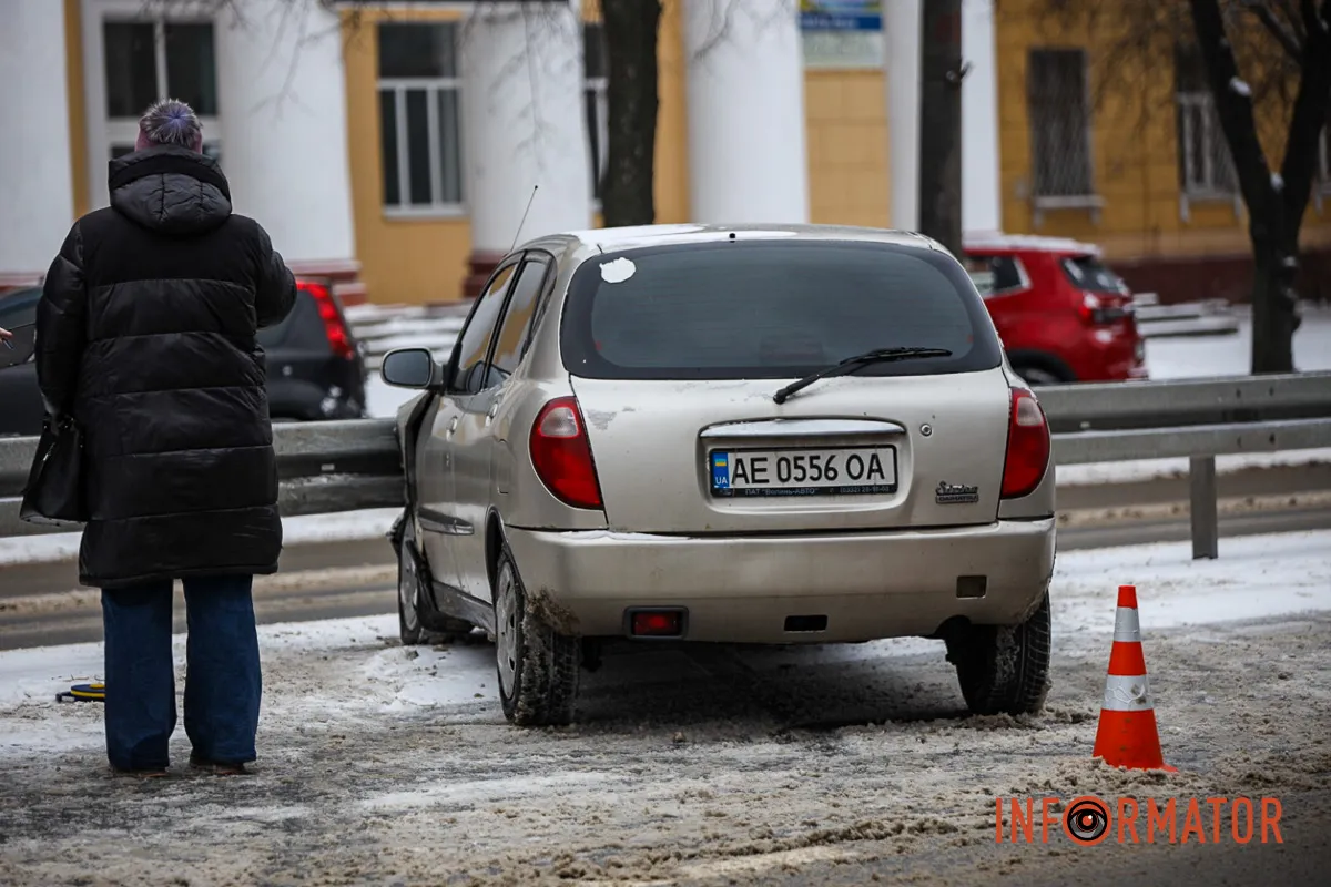 У Дніпрі на проспекті Науки Daihatsu в'їхав у відбійник: постраждалого забрали в лікарню 2