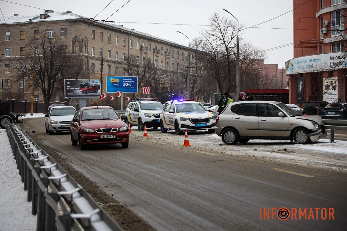 У Дніпрі на проспекті Науки Daihatsu в'їхав у відбійник: постраждалого забрали в лікарню 6