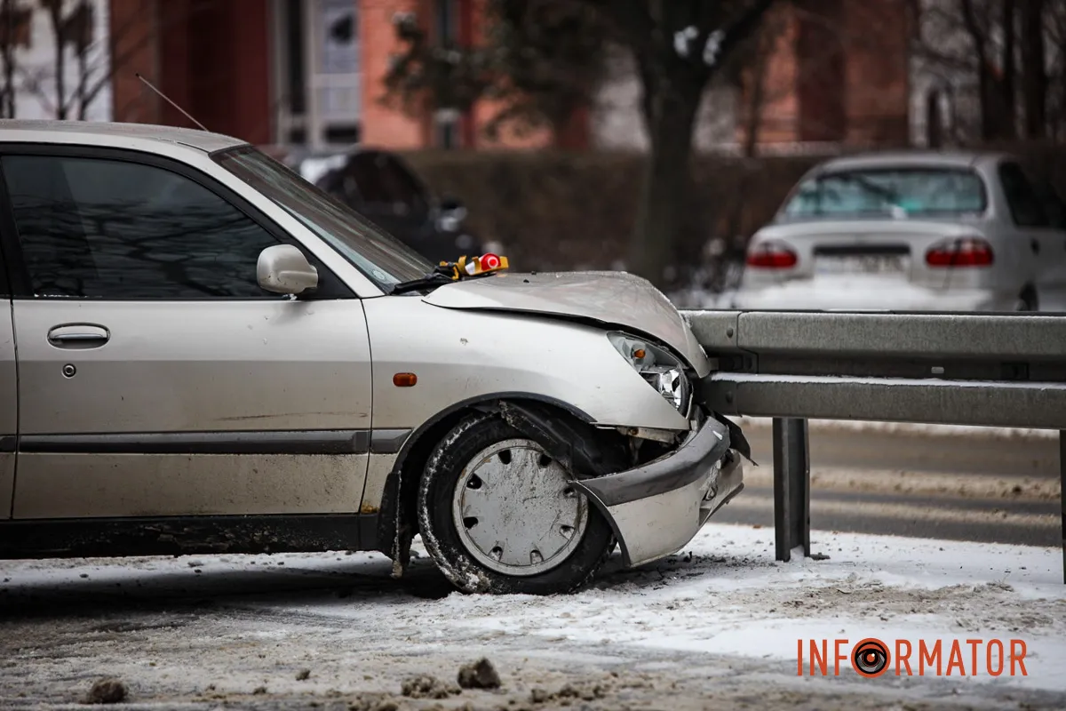 У Дніпрі на проспекті Науки Daihatsu в'їхав у відбійник: постраждалого забрали в лікарню 4