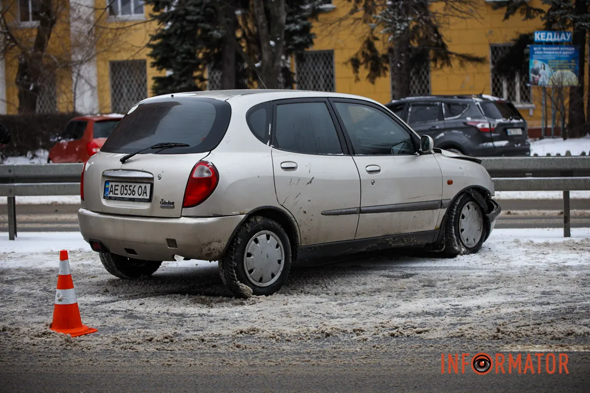 У Дніпрі на проспекті Науки Daihatsu в'їхав у відбійник: постраждалого забрали в лікарню 3