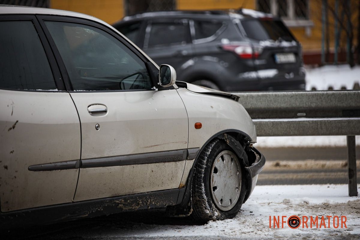 У Дніпрі на проспекті Науки Daihatsu в'їхав у відбійник: постраждалого забрали в лікарню 5