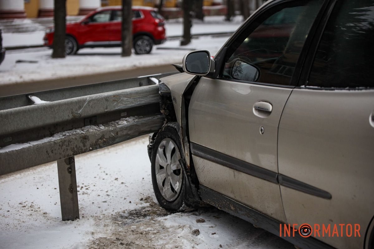 У Дніпрі на проспекті Науки Daihatsu в'їхав у відбійник: постраждалого забрали в лікарню 7