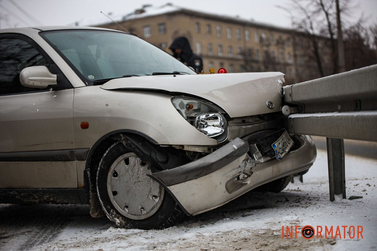 У Дніпрі на проспекті Науки Daihatsu в'їхав у відбійник: постраждалого забрали в лікарню 8