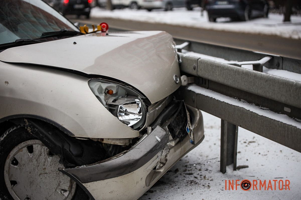 У Дніпрі на проспекті Науки Daihatsu в'їхав у відбійник: постраждалого забрали в лікарню 9