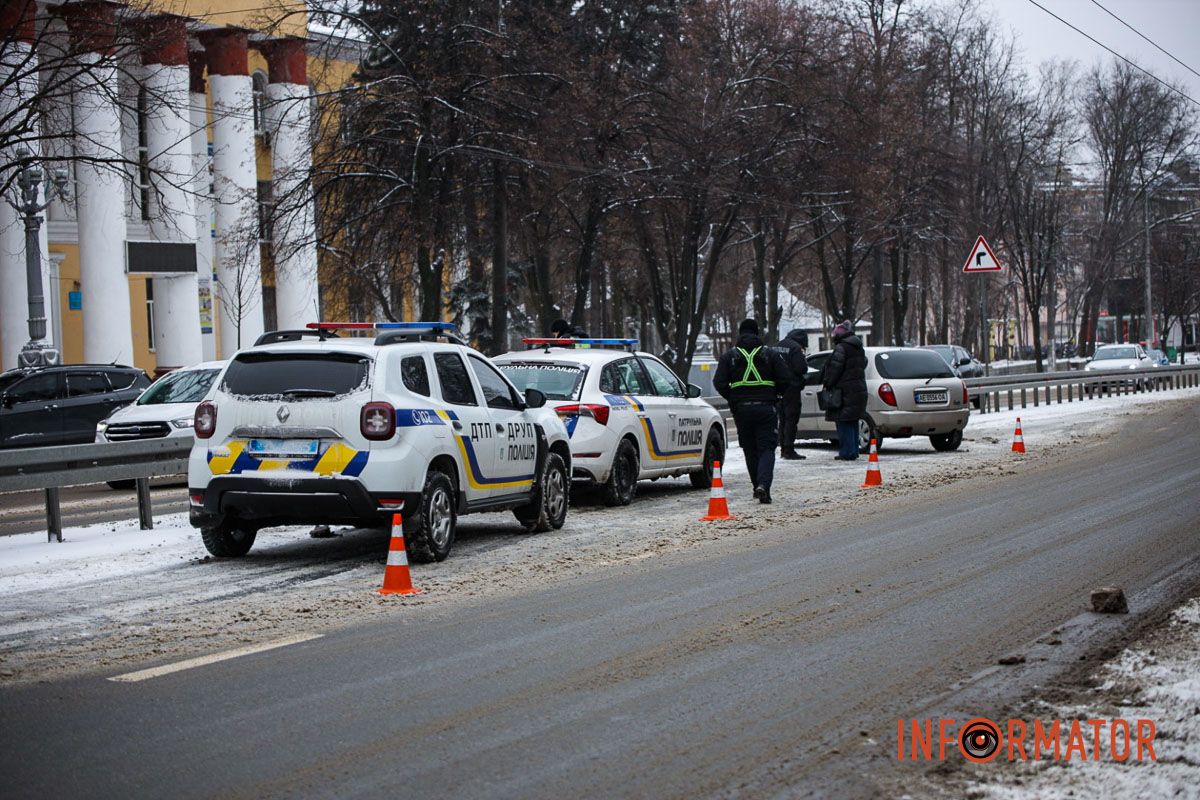 У Дніпрі на проспекті Науки Daihatsu в'їхав у відбійник: постраждалого забрали в лікарню 10