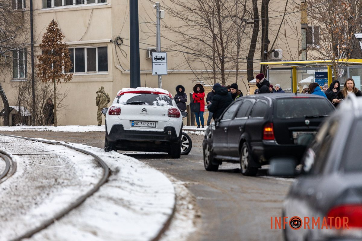 У Дніпрі на Соборній площі зіткнулись Skoda, Toyota та Citroen: утворився сильний затор, в однієї за машин вирвало колесо 17