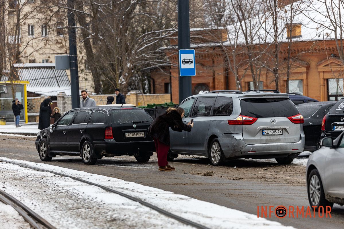 У Дніпрі на Соборній площі зіткнулись Skoda, Toyota та Citroen: утворився сильний затор, в однієї за машин вирвало колесо 15