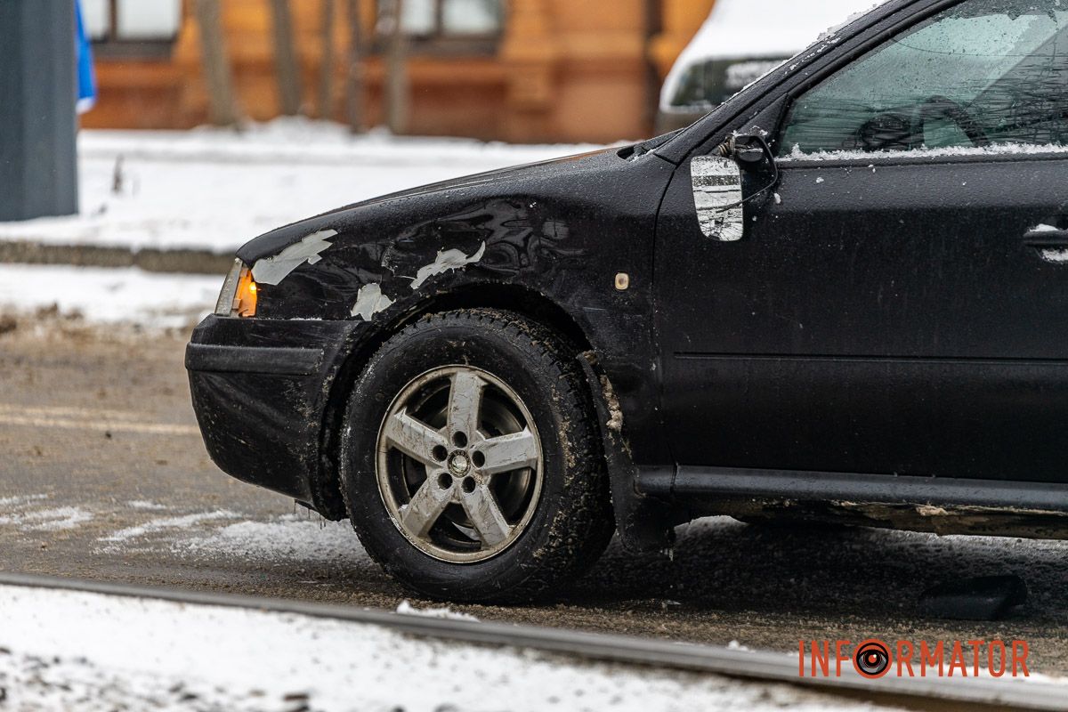 У Дніпрі на Соборній площі зіткнулись Skoda, Toyota та Citroen: утворився сильний затор, в однієї за машин вирвало колесо 16
