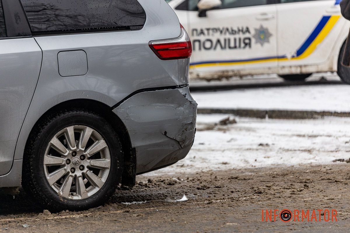 У Дніпрі на Соборній площі зіткнулись Skoda, Toyota та Citroen: утворився сильний затор, в однієї за машин вирвало колесо 5