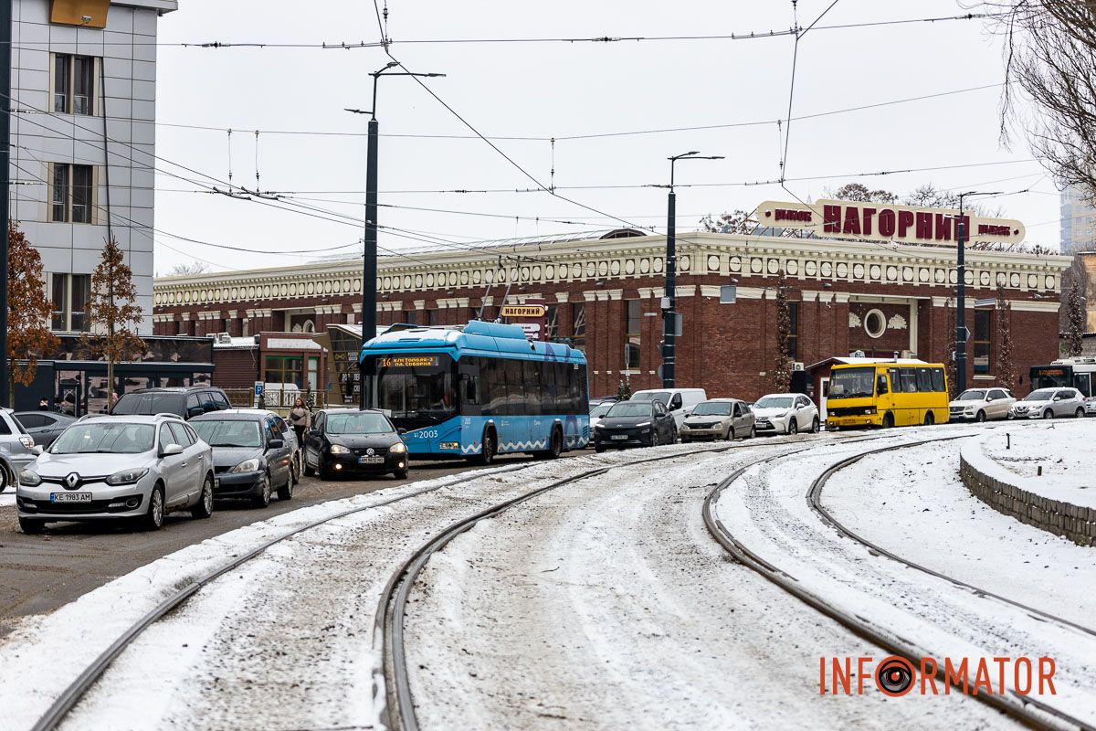 У Дніпрі на Соборній площі зіткнулись Skoda, Toyota та Citroen: утворився сильний затор, в однієї за машин вирвало колесо 7