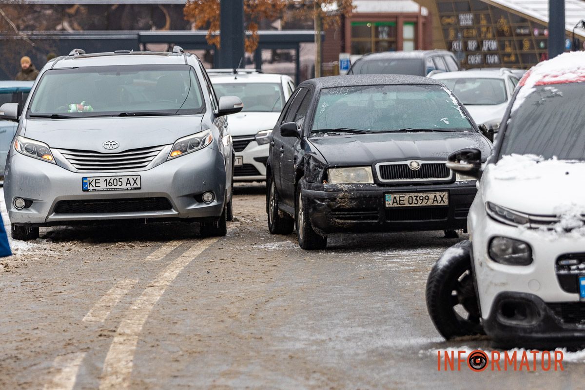 У Дніпрі на Соборній площі зіткнулись Skoda, Toyota та Citroen: утворився сильний затор, в однієї за машин вирвало колесо 1