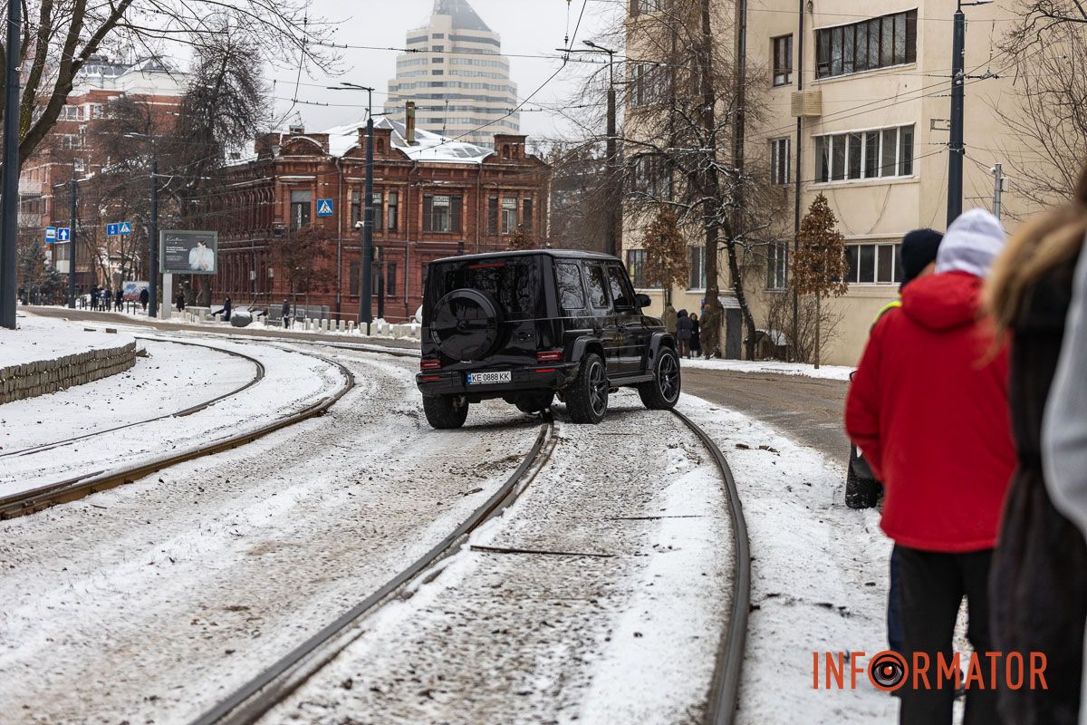У Дніпрі на Соборній площі зіткнулись Skoda, Toyota та Citroen: утворився сильний затор, в однієї за машин вирвало колесо 9