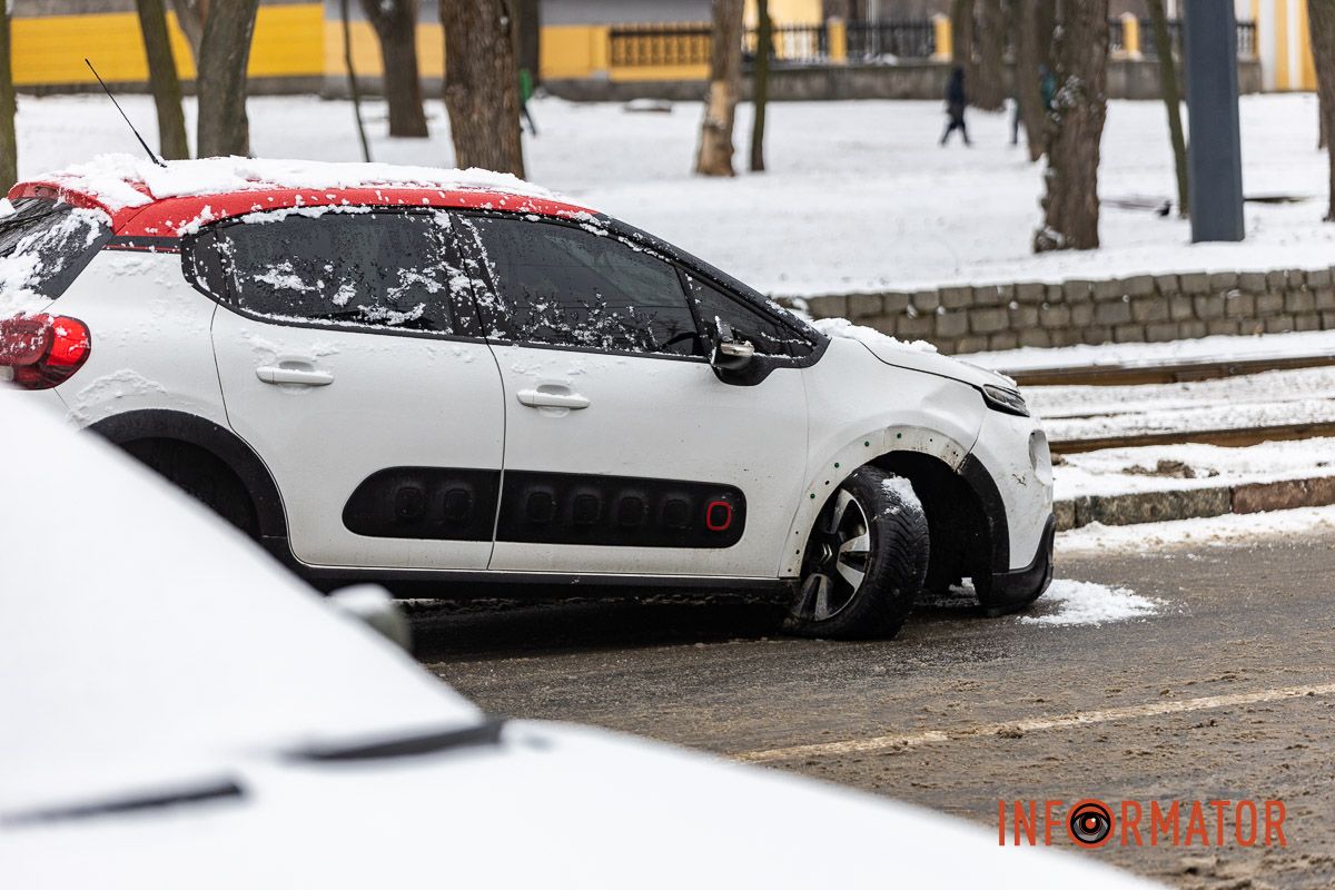 У Дніпрі на Соборній площі зіткнулись Skoda, Toyota та Citroen: утворився сильний затор, в однієї за машин вирвало колесо 6
