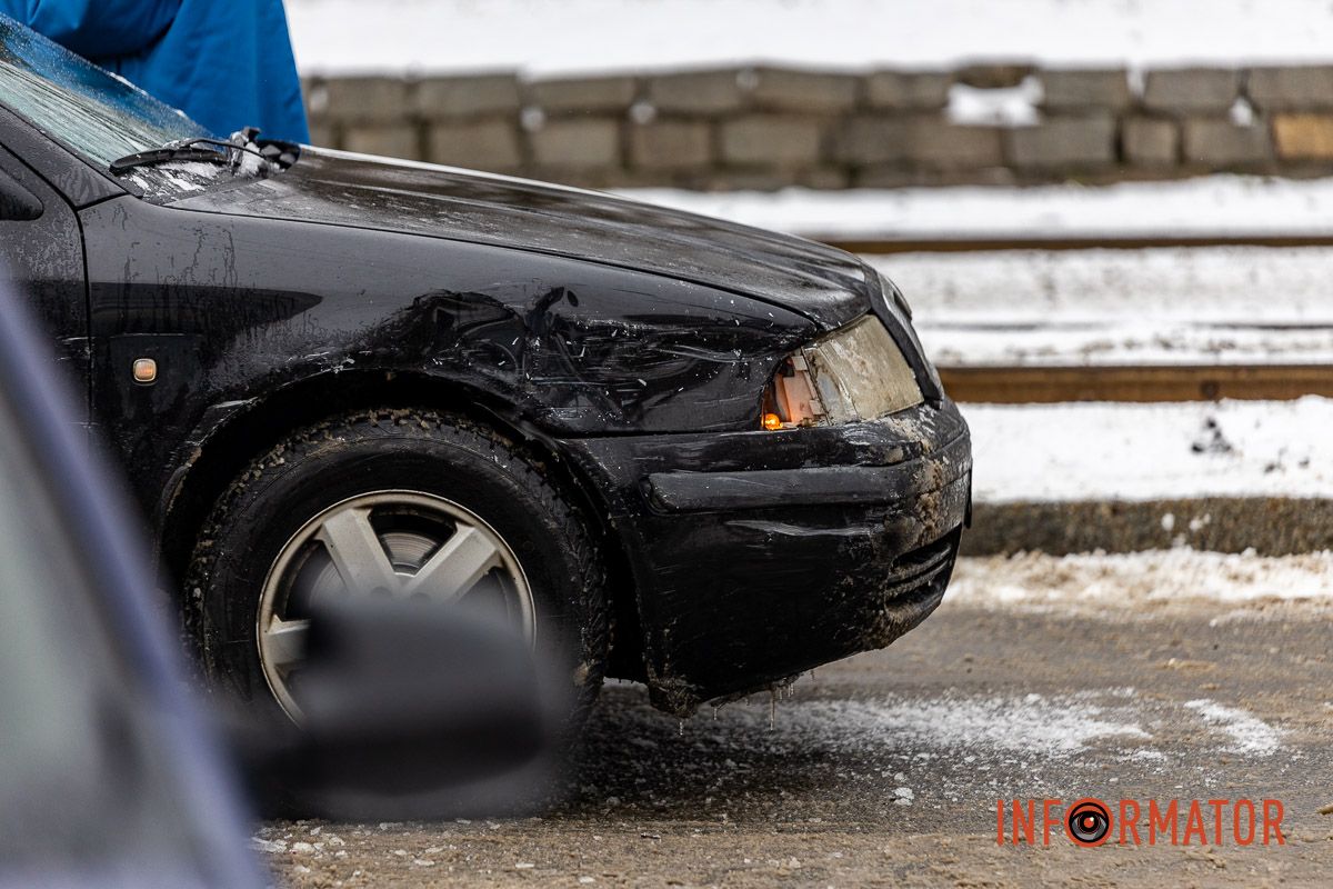У Дніпрі на Соборній площі зіткнулись Skoda, Toyota та Citroen: утворився сильний затор, в однієї за машин вирвало колесо 10