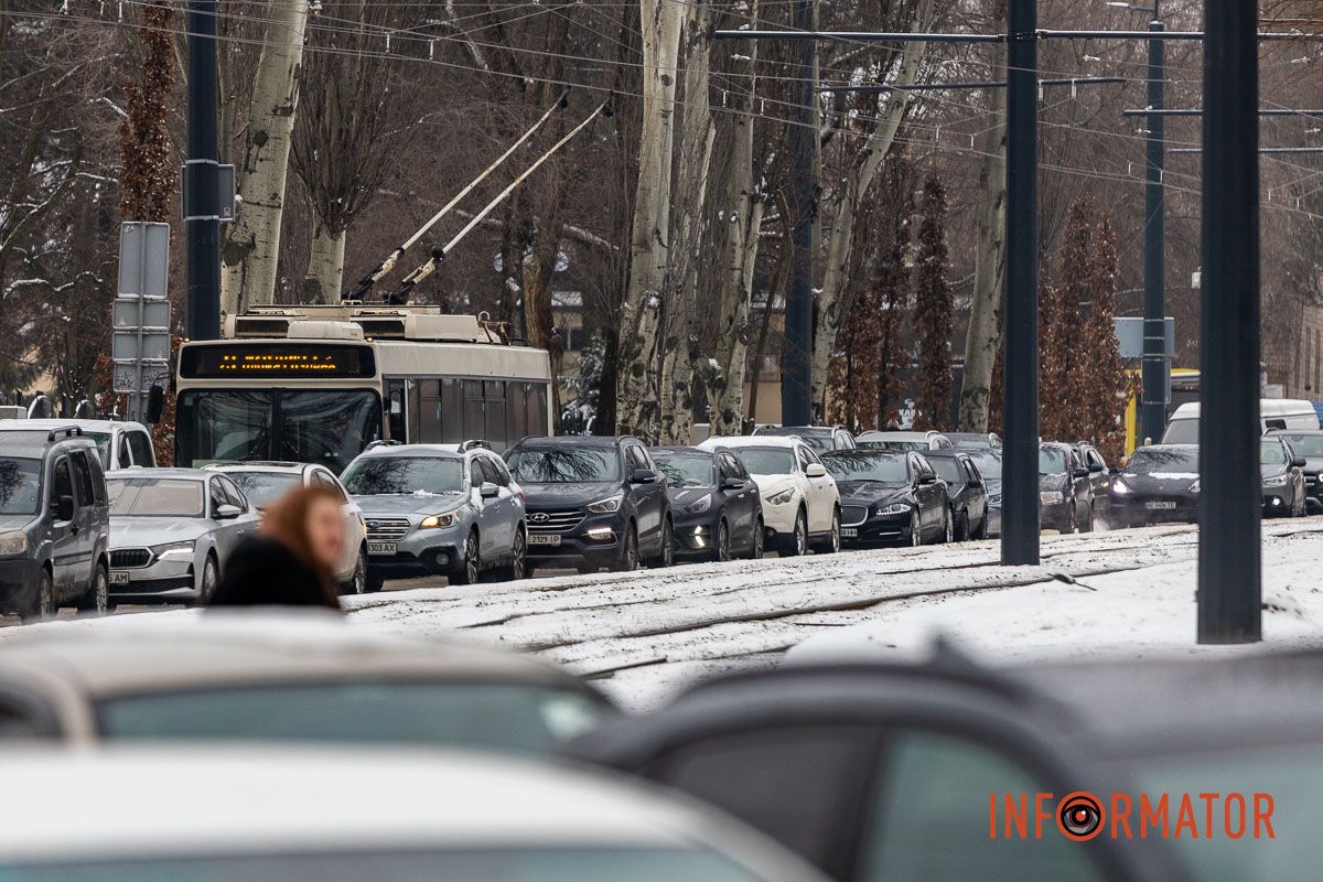 У Дніпрі на Соборній площі зіткнулись Skoda, Toyota та Citroen: утворився сильний затор, в однієї за машин вирвало колесо 2