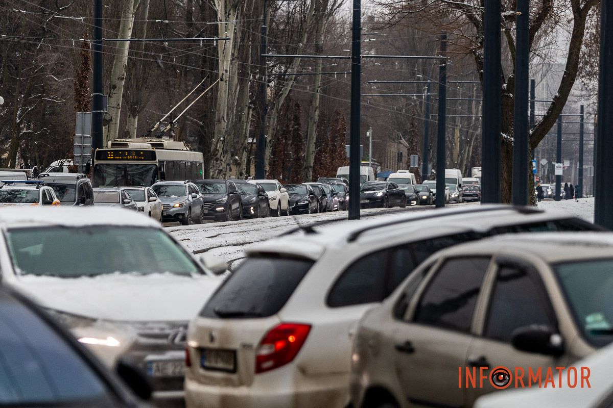 У Дніпрі на Соборній площі зіткнулись Skoda, Toyota та Citroen: утворився сильний затор, в однієї за машин вирвало колесо 14
