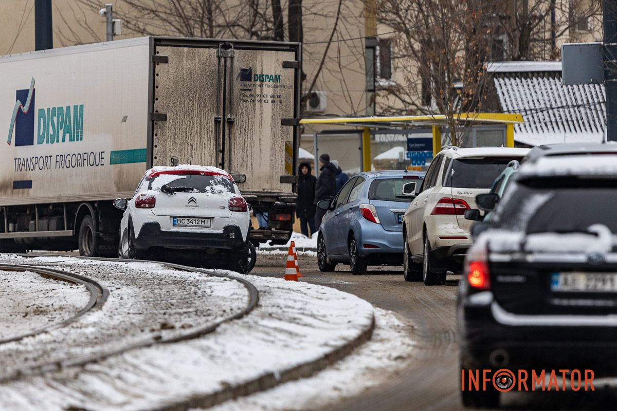 У Дніпрі на Соборній площі зіткнулись Skoda, Toyota та Citroen: утворився сильний затор, в однієї за машин вирвало колесо 13