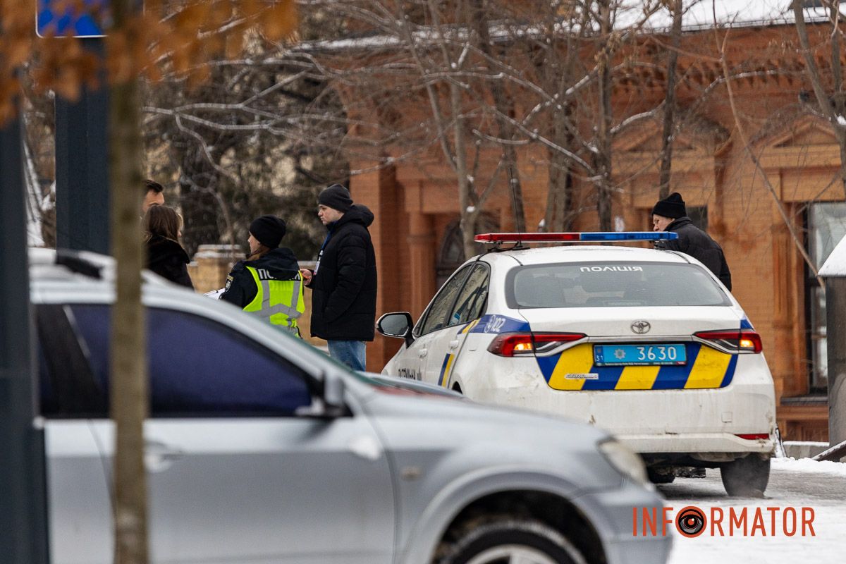 У Дніпрі на Соборній площі зіткнулись Skoda, Toyota та Citroen: утворився сильний затор, в однієї за машин вирвало колесо 3