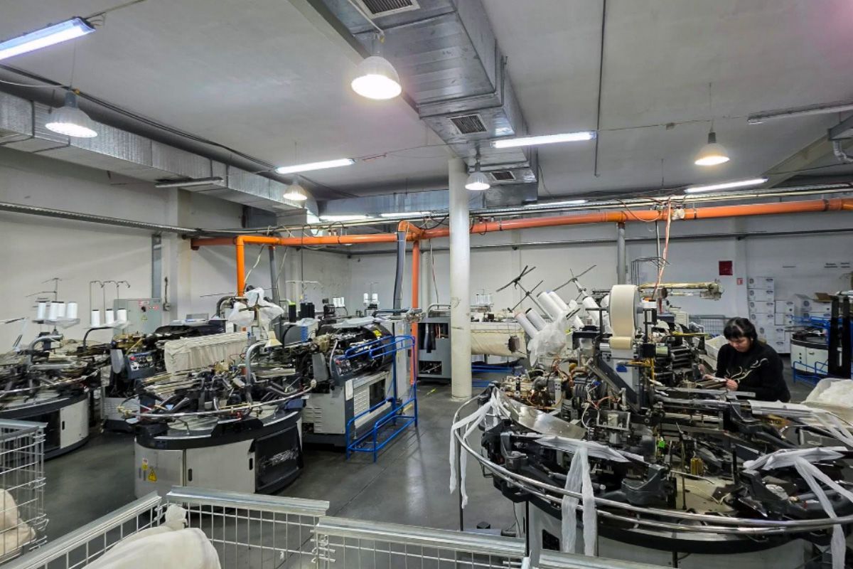 Нардеп Кисилевський відвідав підприємство під Дніпром з виготовлення жіночих колготок та перевірив використання гранту 2