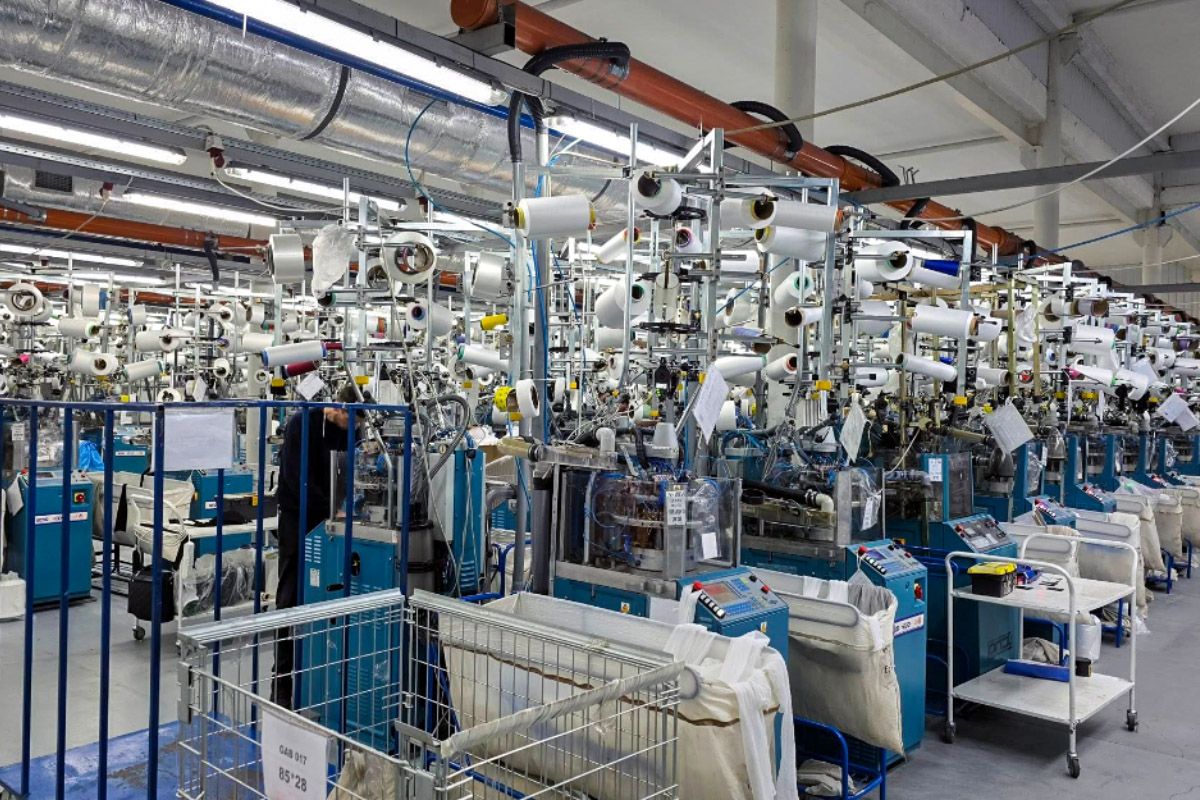 Нардеп Кисилевський відвідав підприємство під Дніпром з виготовлення жіночих колготок та перевірив використання гранту 4