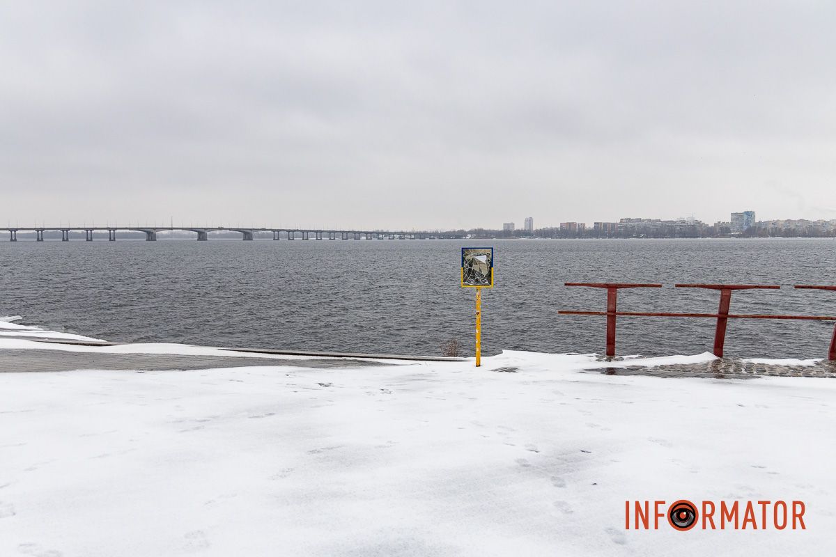 У Дніпрі на Фестивальному причалі намагалися замінити розбите дзеркало, яке відкривали до Дня міста 4