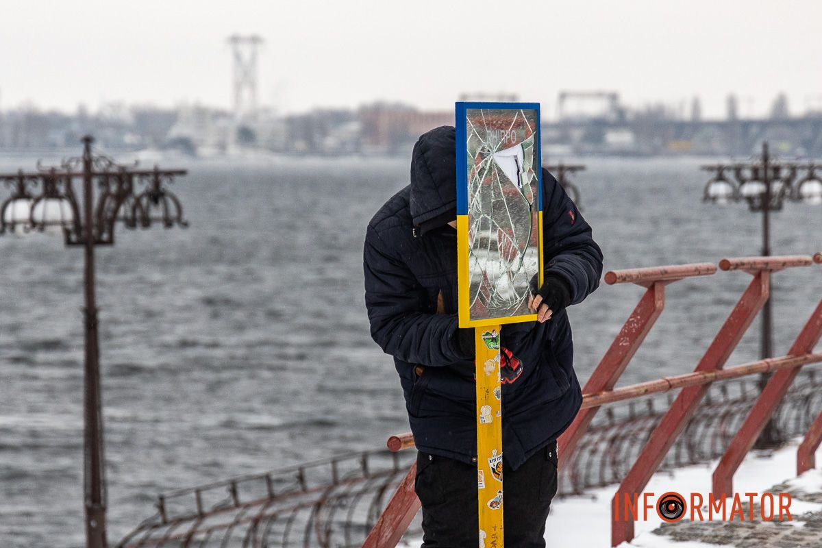 У Дніпрі на Фестивальному причалі намагалися замінити розбите дзеркало, яке відкривали до Дня міста 7