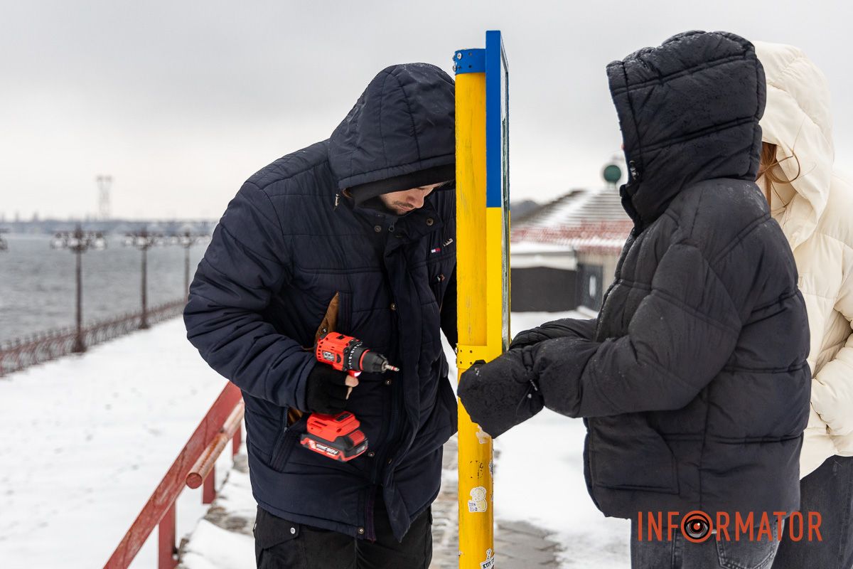У Дніпрі на Фестивальному причалі намагалися замінити розбите дзеркало, яке відкривали до Дня міста 9
