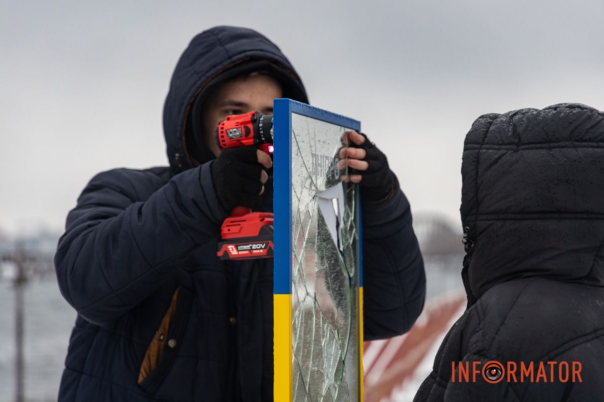 У Дніпрі на Фестивальному причалі намагалися замінити розбите дзеркало, яке відкривали до Дня міста 10