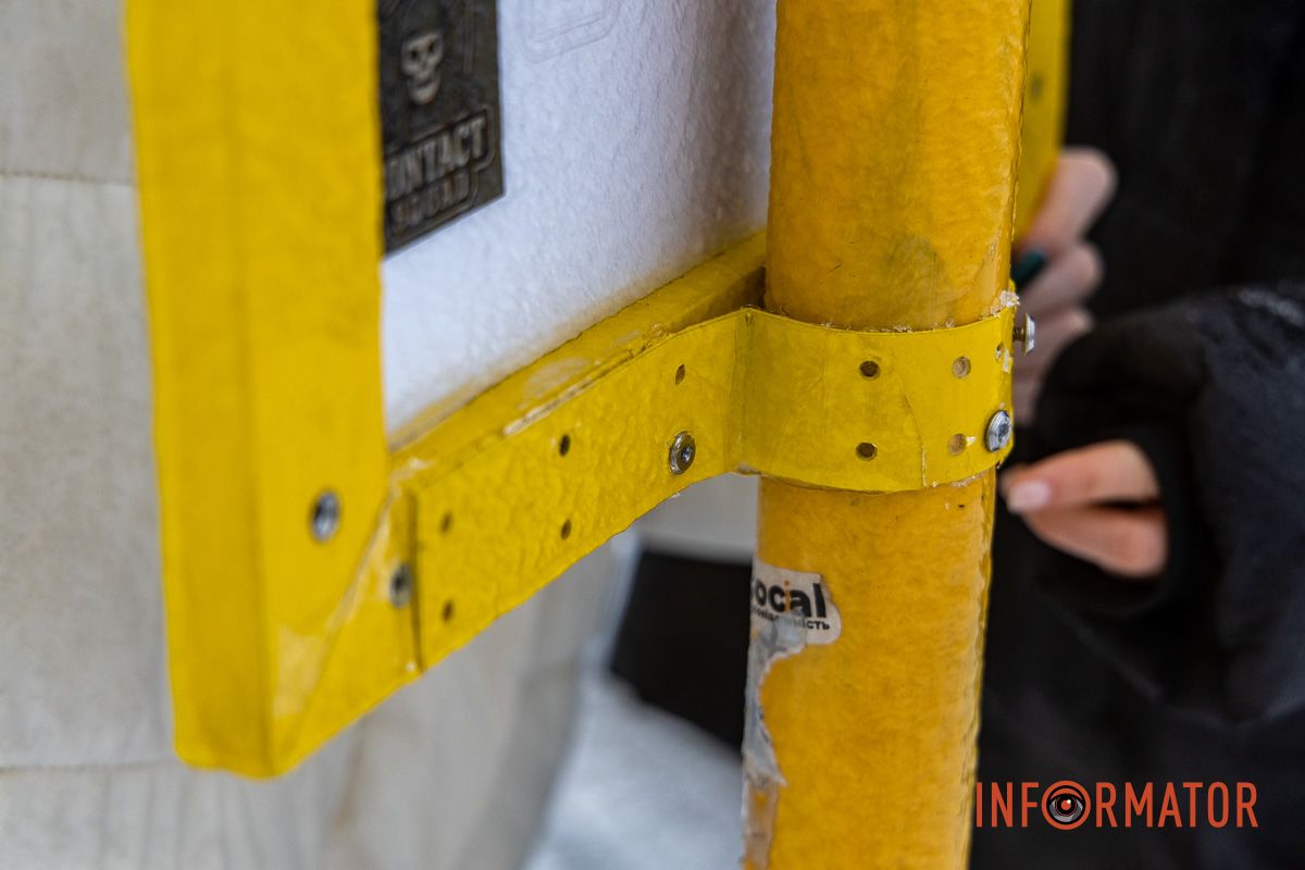 У Дніпрі на Фестивальному причалі намагалися замінити розбите дзеркало, яке відкривали до Дня міста 11