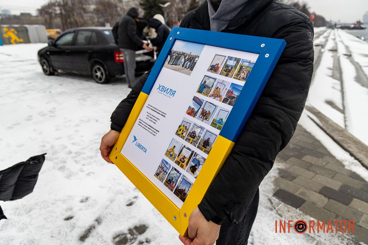 У Дніпрі на Фестивальному причалі намагалися замінити розбите дзеркало, яке відкривали до Дня міста 13